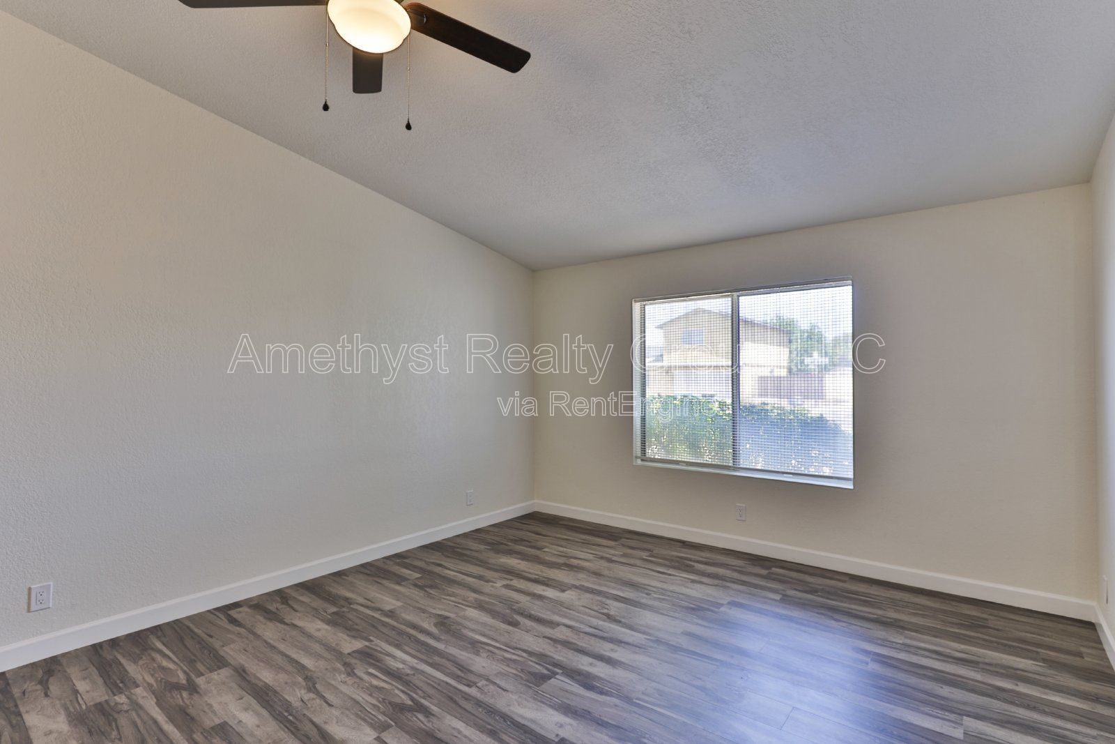 Spacious Living, Large Backyard, Convenient Glendale Location property image