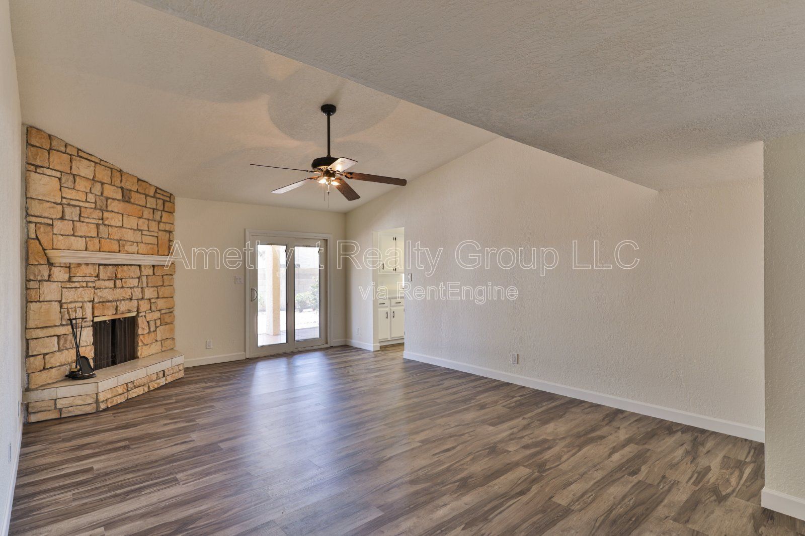 Spacious Living, Large Backyard, Convenient Glendale Location property image