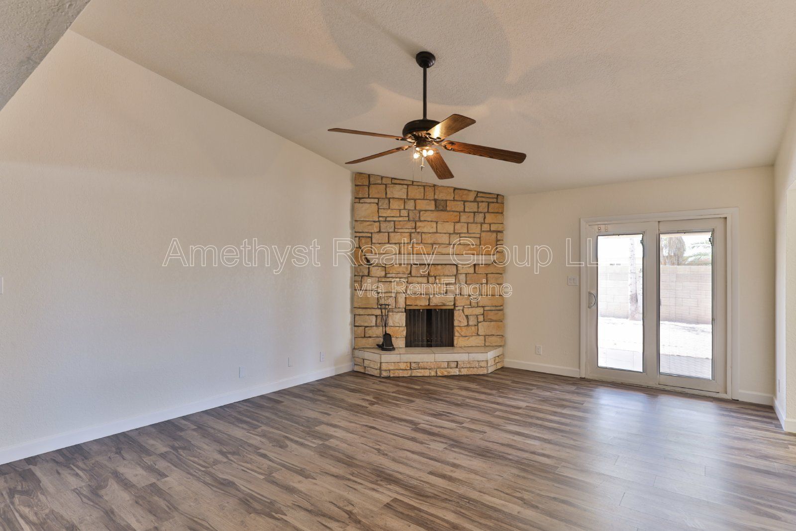 Spacious Living, Large Backyard, Convenient Glendale Location property image