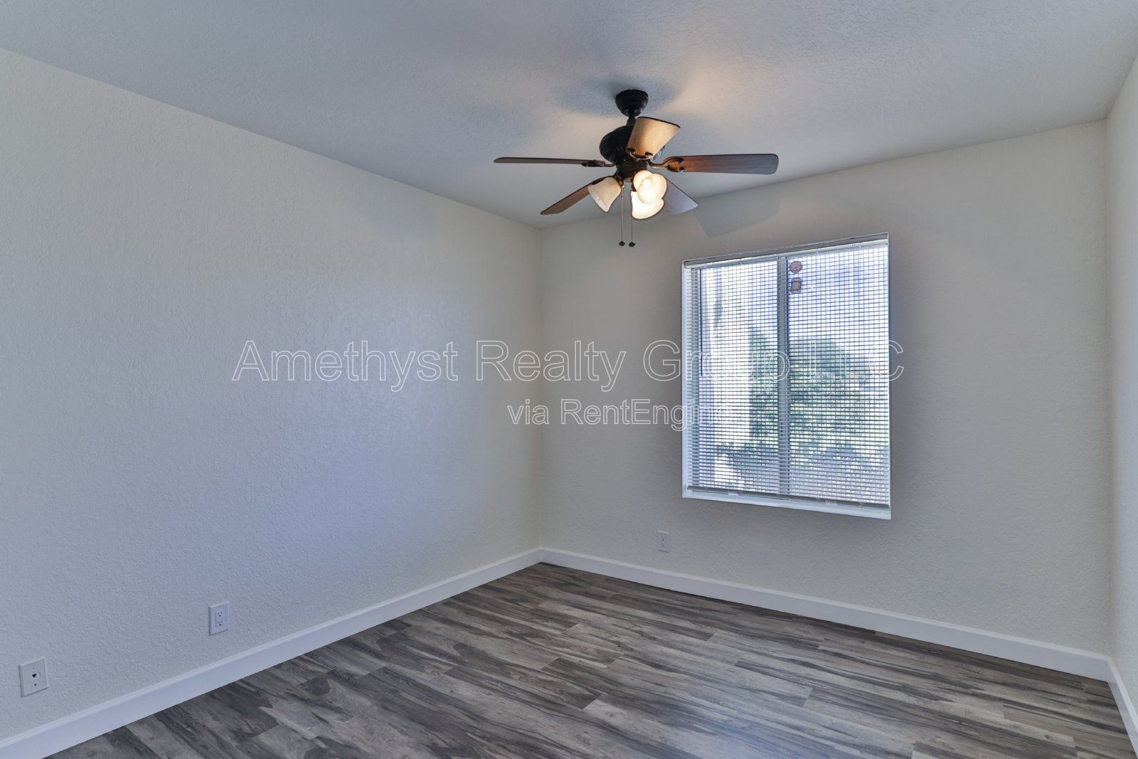 Spacious Living, Large Backyard, Convenient Glendale Location property image