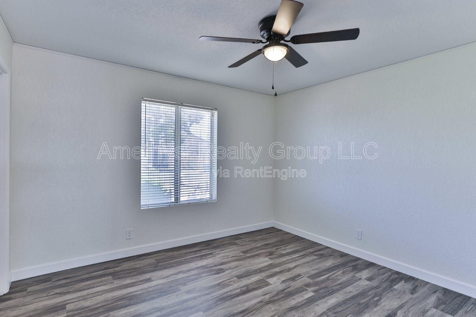Spacious Living, Large Backyard, Convenient Glendale Location property image