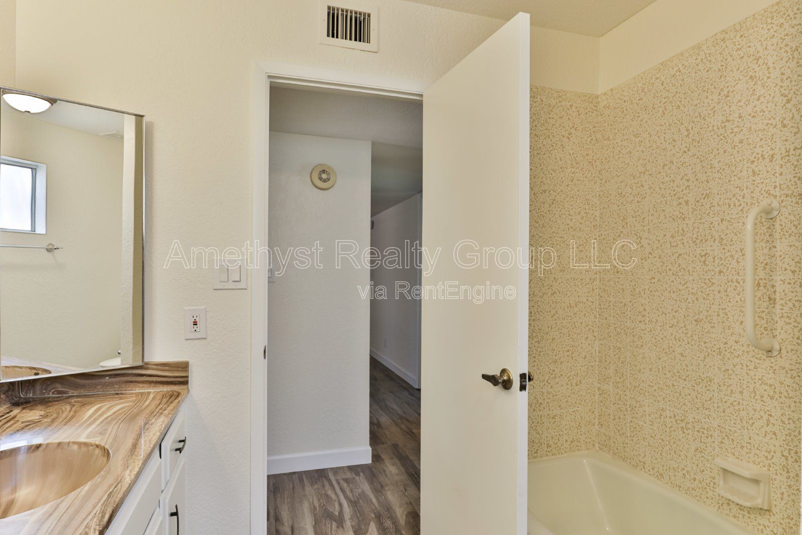 Spacious Living, Large Backyard, Convenient Glendale Location property image