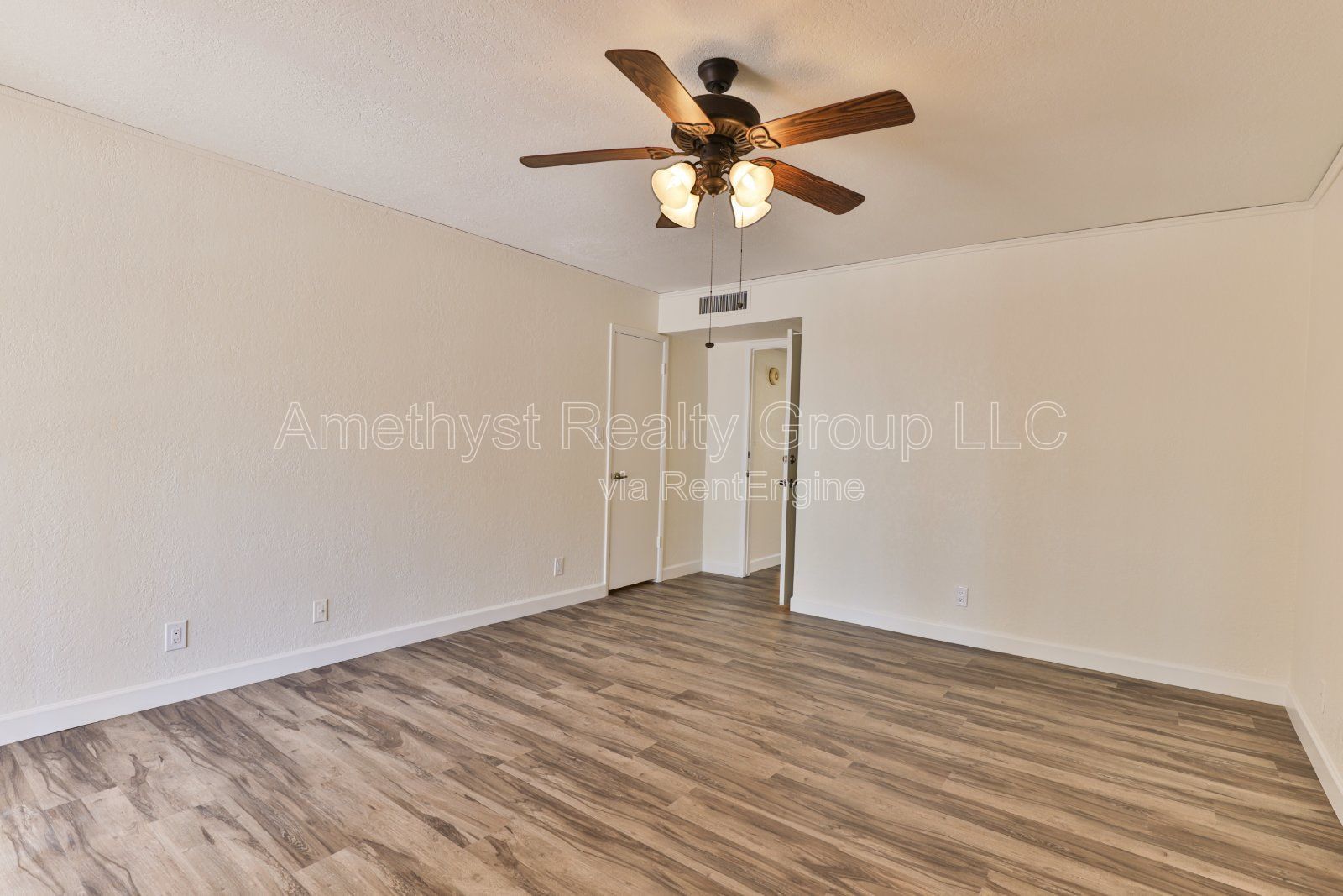 Spacious Living, Large Backyard, Convenient Glendale Location property image