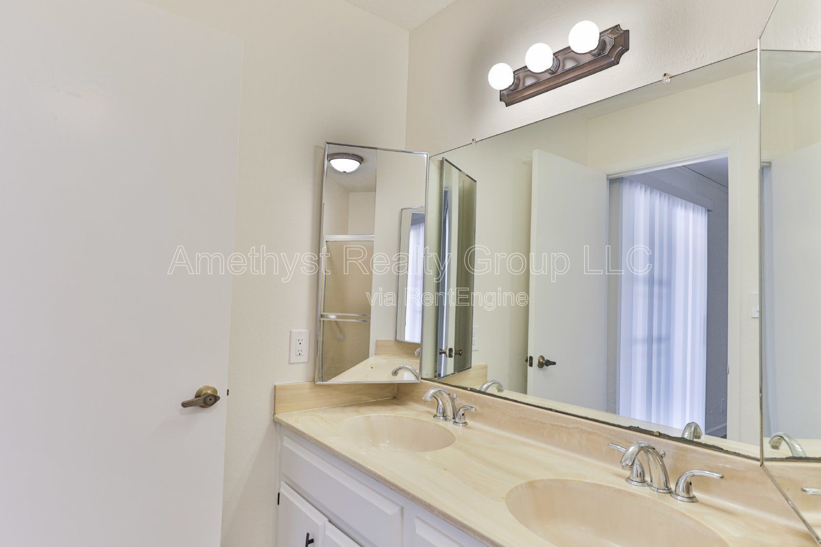 Spacious Living, Large Backyard, Convenient Glendale Location property image