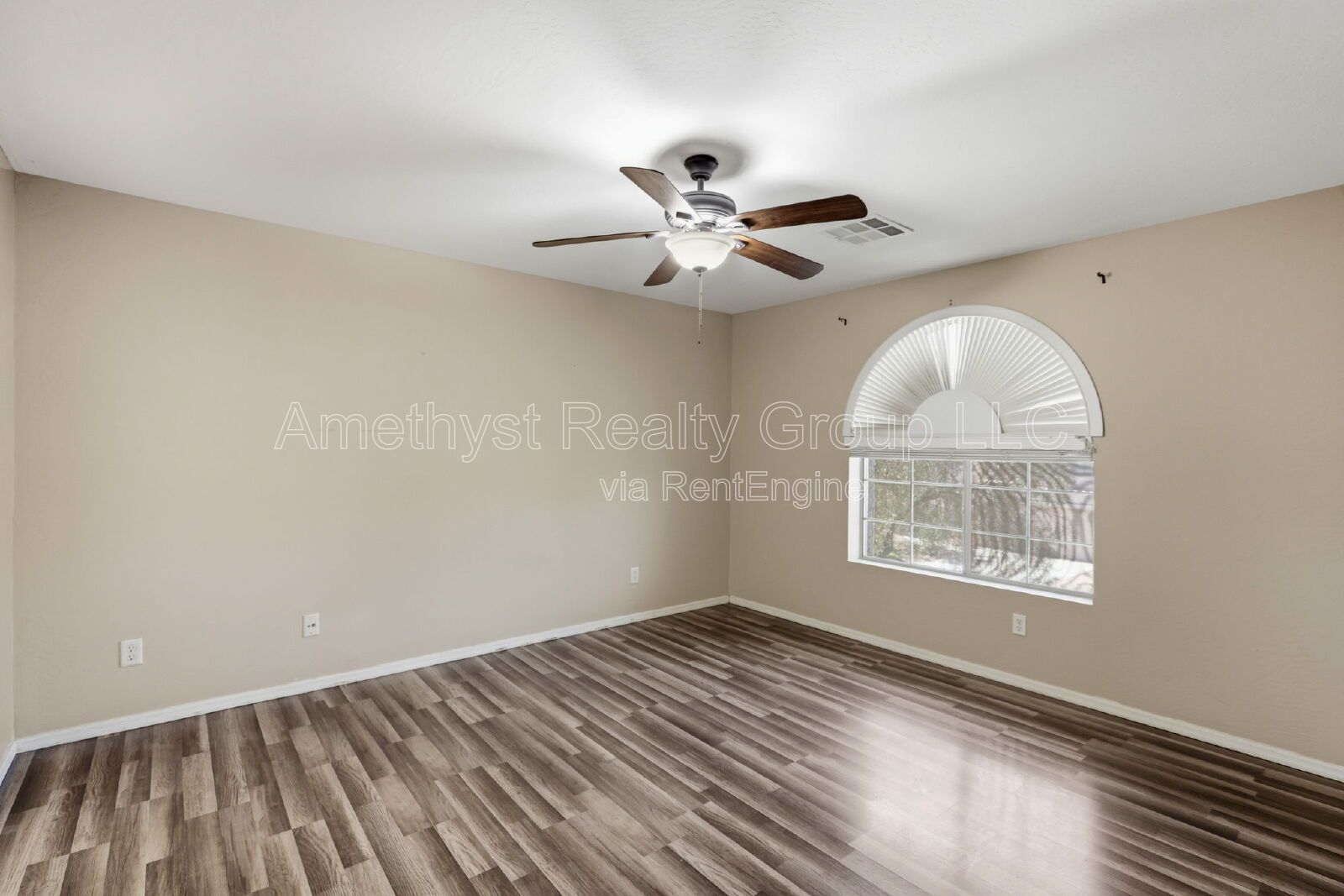 Spacious 4-Bedroom Home with Loft & Flexible Living Spaces property image